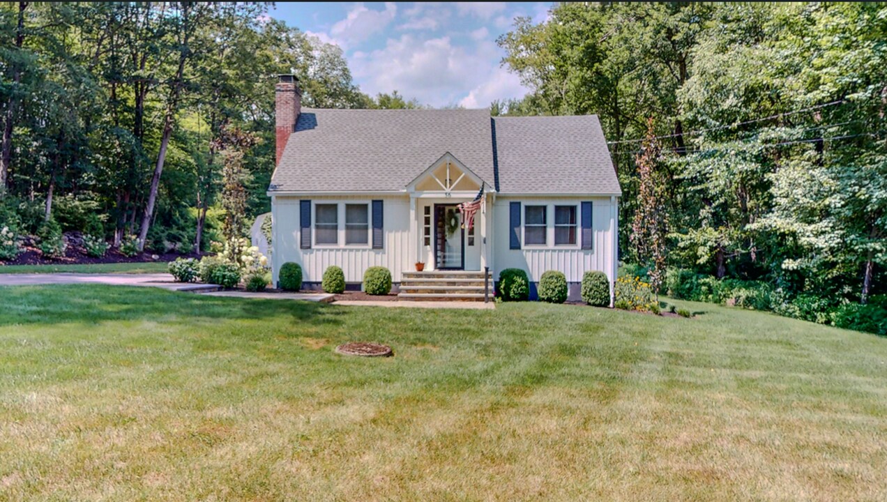 56 Banks Rd in Easton, CT - Building Photo
