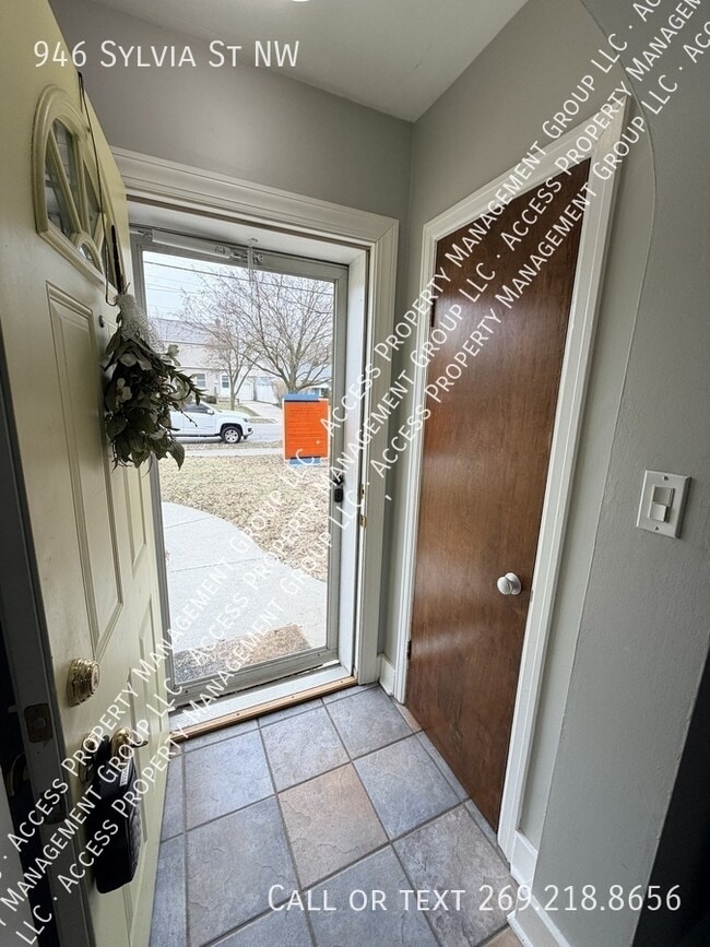 946 Sylvia St NW in Grand Rapids, MI - Building Photo - Building Photo