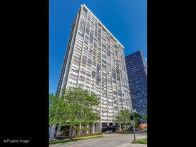 5445 N Sheridan Rd in Chicago, IL - Building Photo