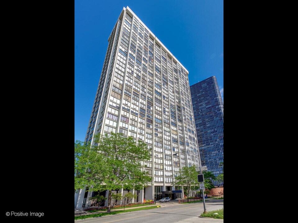 5445 N Sheridan Rd in Chicago, IL - Building Photo
