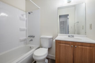 Rivergate Apartments in West Sacramento, CA - Building Photo - Interior Photo