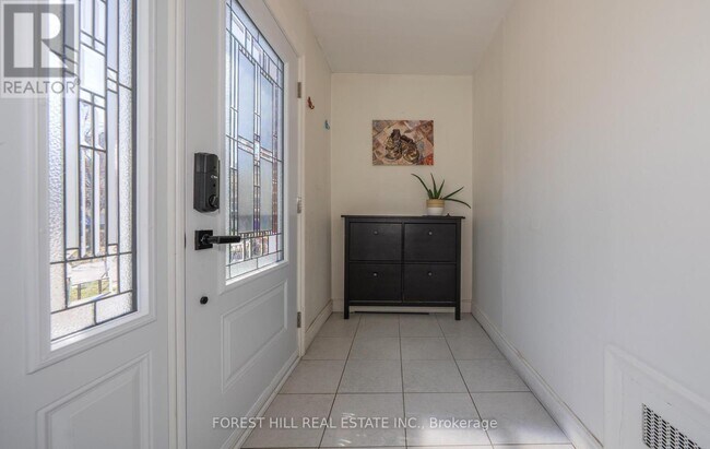 92 Avondale Ave in Toronto, ON - Building Photo - Building Photo