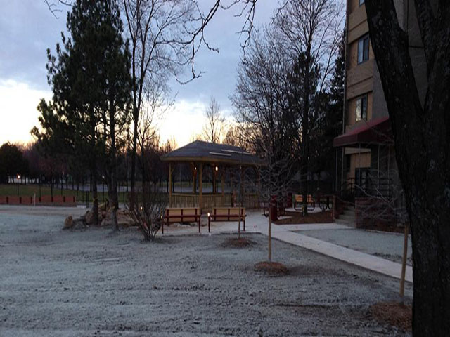 Park Place of HW Senior Apartments in Harper Woods, MI - Foto de edificio - Building Photo