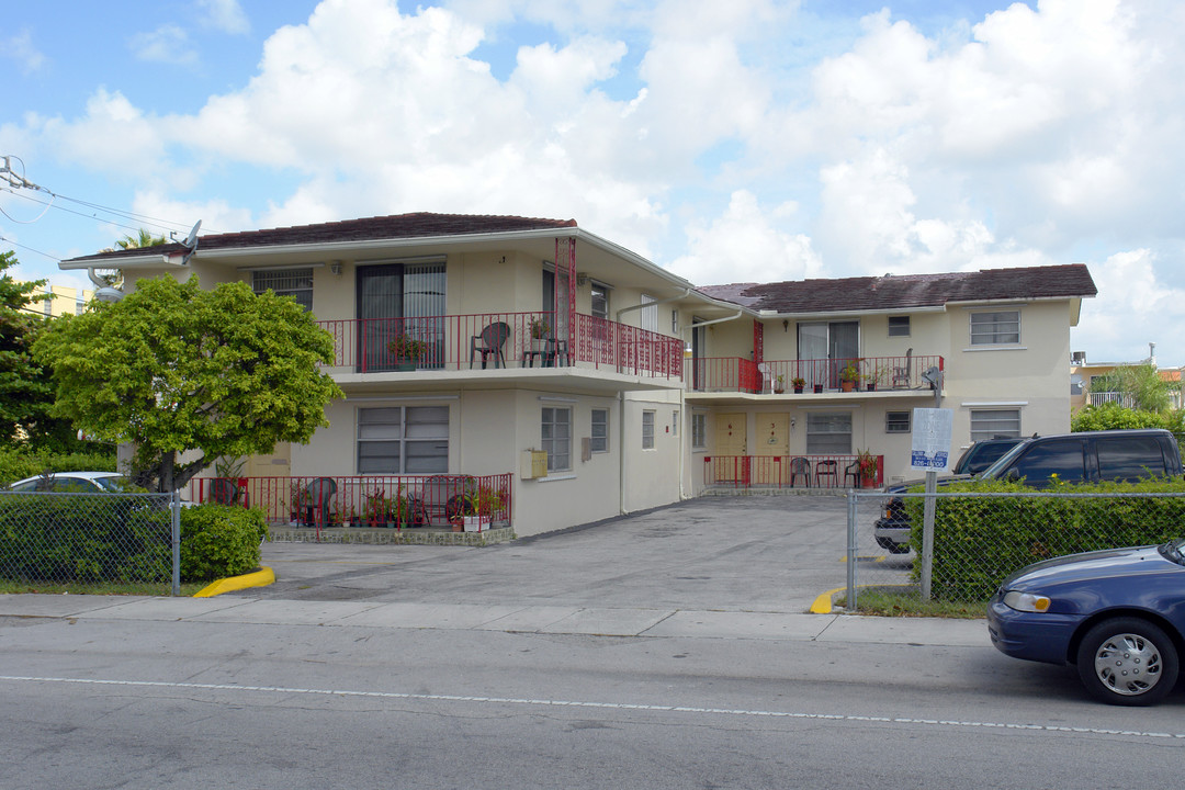 1295 W 49th Pl in Hialeah, FL - Building Photo