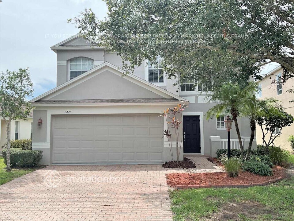 6226 Blue Runner Ct in Lakewood Ranch, FL - Foto de edificio