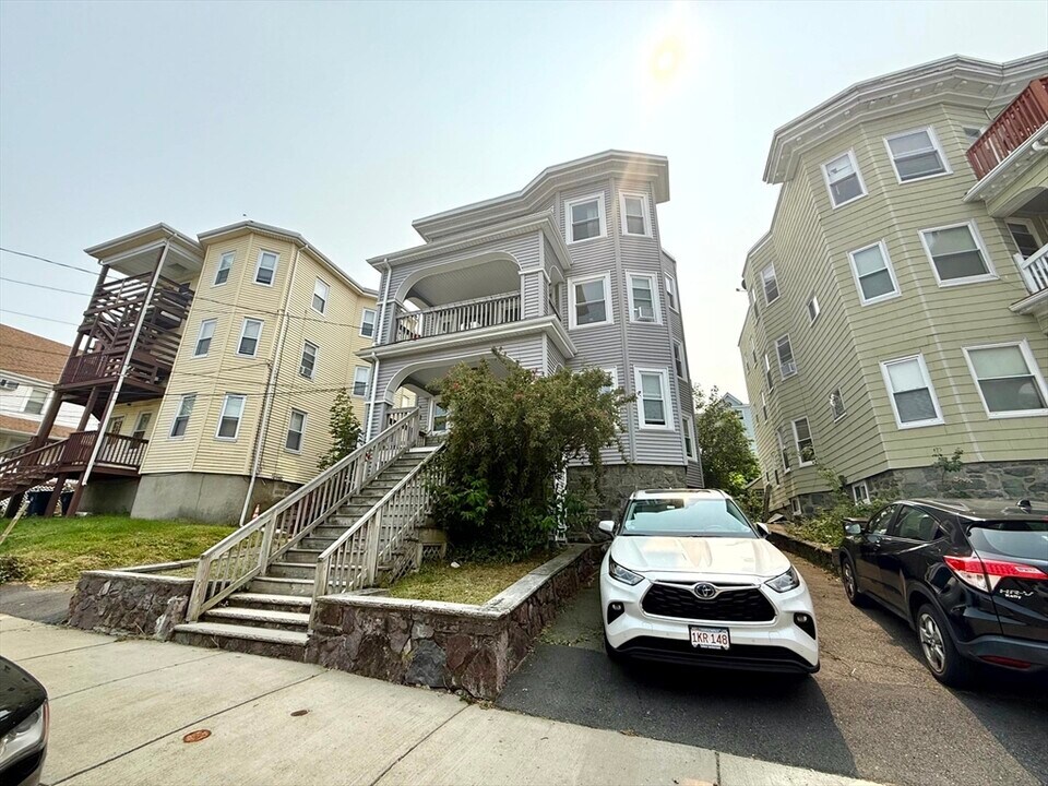 21 Oakland Ave in Everett, MA - Building Photo