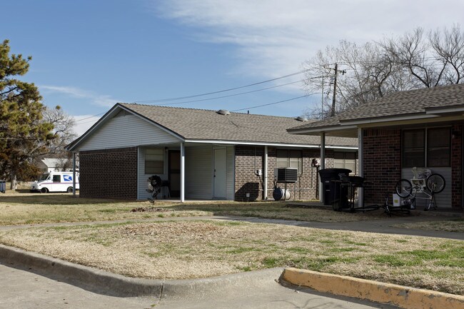 313 N Louisa Ave in Shawnee, OK - Foto de edificio - Building Photo