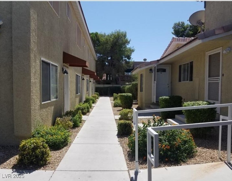 6761 Holmby Ave in Las Vegas, NV - Building Photo