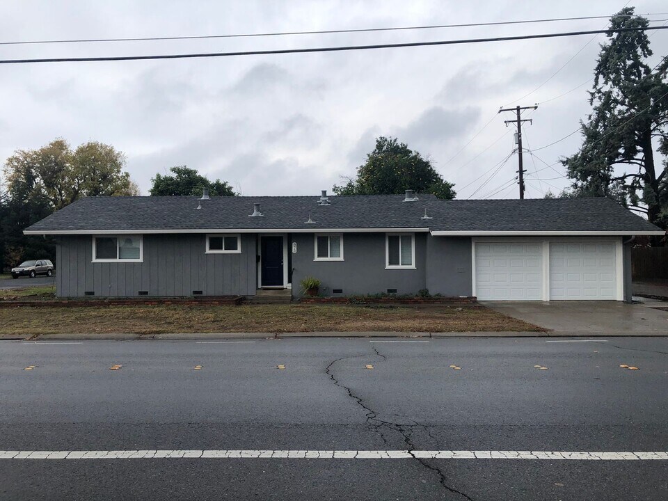 875 N Johnson Rd in Turlock, CA - Building Photo