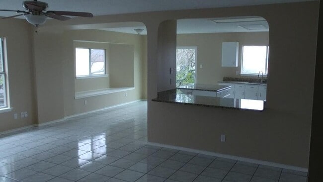 8006 Falcon Meadow Dr in Converse, TX - Building Photo - Building Photo