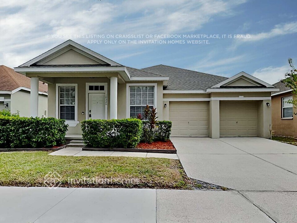 10526 Eastpark Lake Dr in Orlando, FL - Building Photo