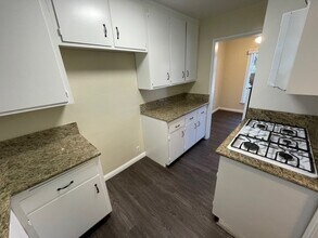 382 N Hollywood Way in Burbank, CA - Foto de edificio - Building Photo