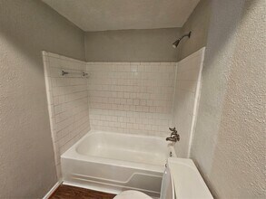 2714 Lower Valley Dr in Houston, TX - Building Photo - Building Photo