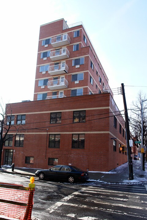 13616 31st Rd in Flushing, NY - Foto de edificio