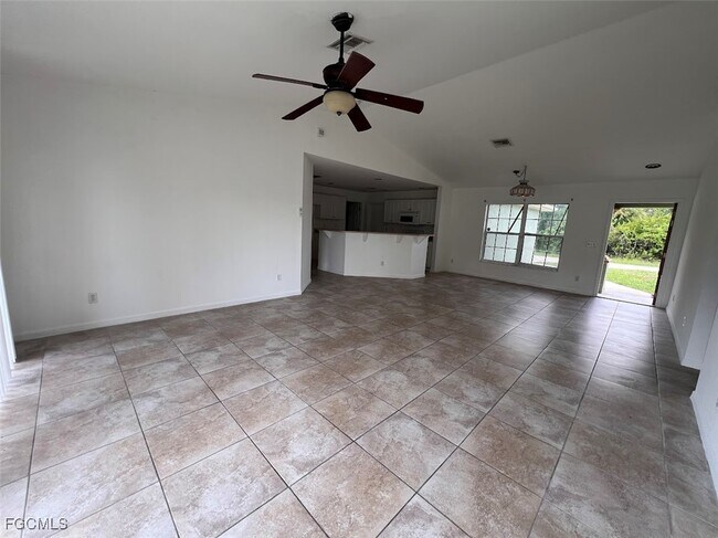 6020 Ruth Ave N in Lehigh Acres, FL - Foto de edificio - Building Photo