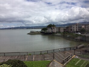 8 Captain Dr in Emeryville, CA - Building Photo - Building Photo