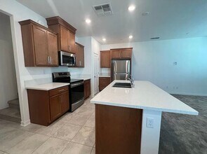 5301 E Commerce Way in Sacramento, CA - Building Photo - Building Photo