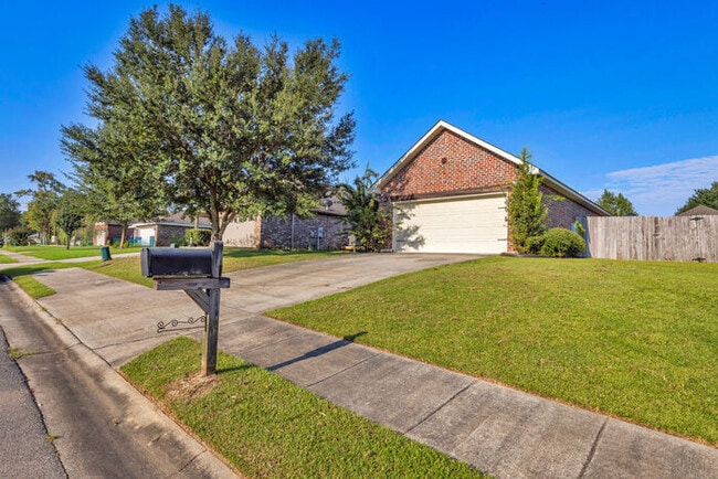 13727 Fox Hill Dr in Gulfport, MS - Building Photo - Building Photo