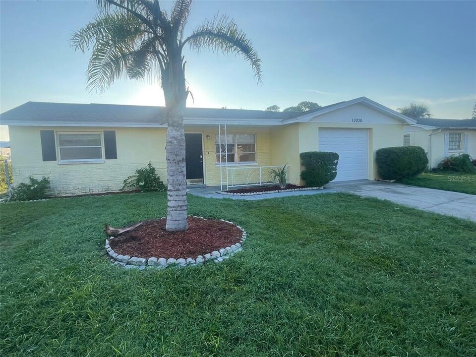 10038 Kingswood Ln in Port Richey, FL - Foto de edificio