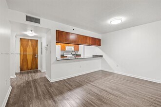 1200 Brickell Bay Dr in Miami, FL - Building Photo - Building Photo