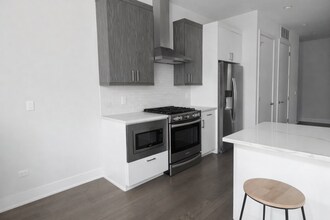 2217 W Madison St, Unit 214 in Chicago, IL - Foto de edificio - Building Photo