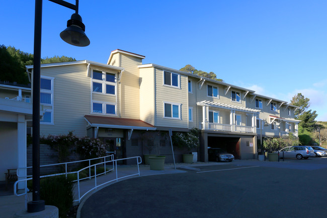 The Fireside Apartments in Mill Valley, CA - Foto de edificio - Building Photo