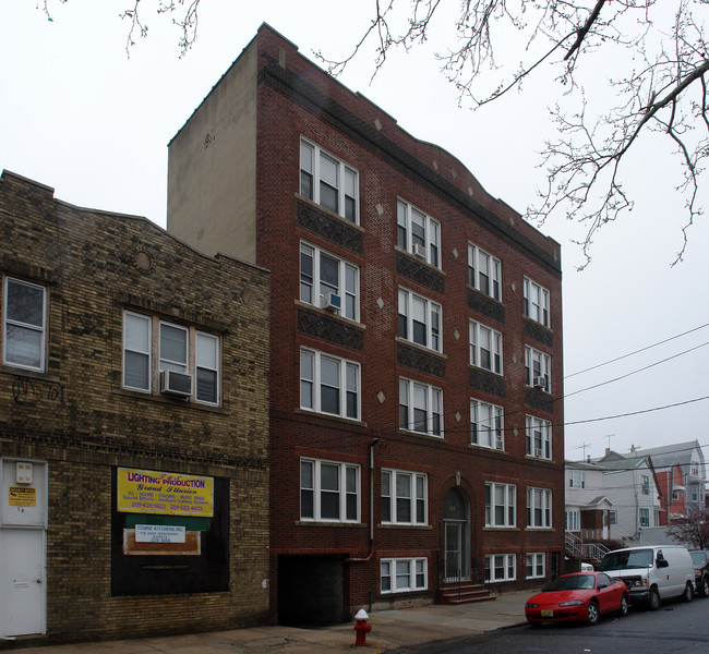 84 W 25th St in Bayonne, NJ - Foto de edificio - Building Photo