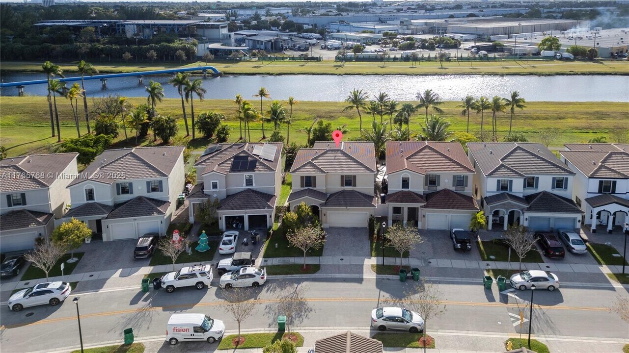 724 NE 191st St in Miami, FL - Building Photo