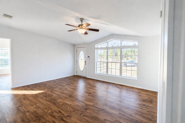 299 Cayenne St in Interlachen, FL - Building Photo - Building Photo