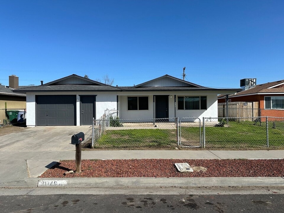 21346 S Wyatt Ave in Riverdale, CA - Building Photo