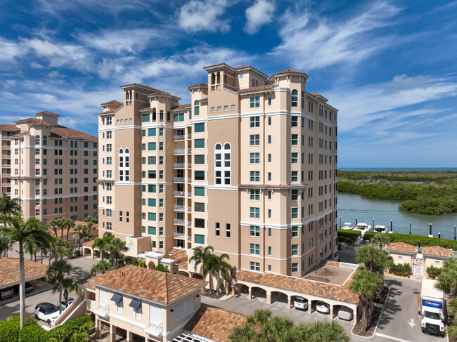 Residences at Pelican Isle Yacht Club in Naples, FL - Foto de edificio - Building Photo