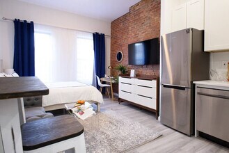 240 E 75th St in New York, NY - Building Photo - Building Photo