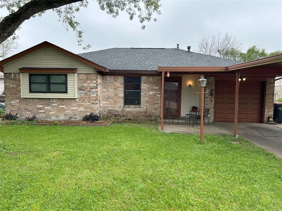 615 Northbend Dr in Baytown, TX - Building Photo