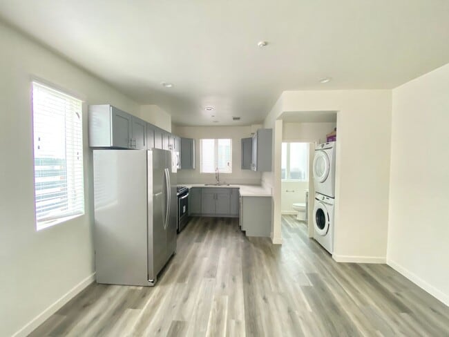 2409 1/2 Ridgeley Dr