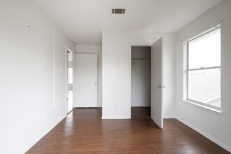 Park Plaza Apartments in Austin, TX - Building Photo - Interior Photo