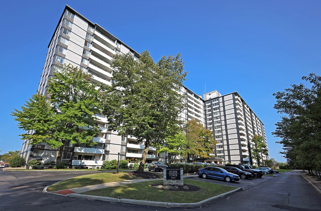 Gates Mills Place in Mayfield Heights, OH - Foto de edificio