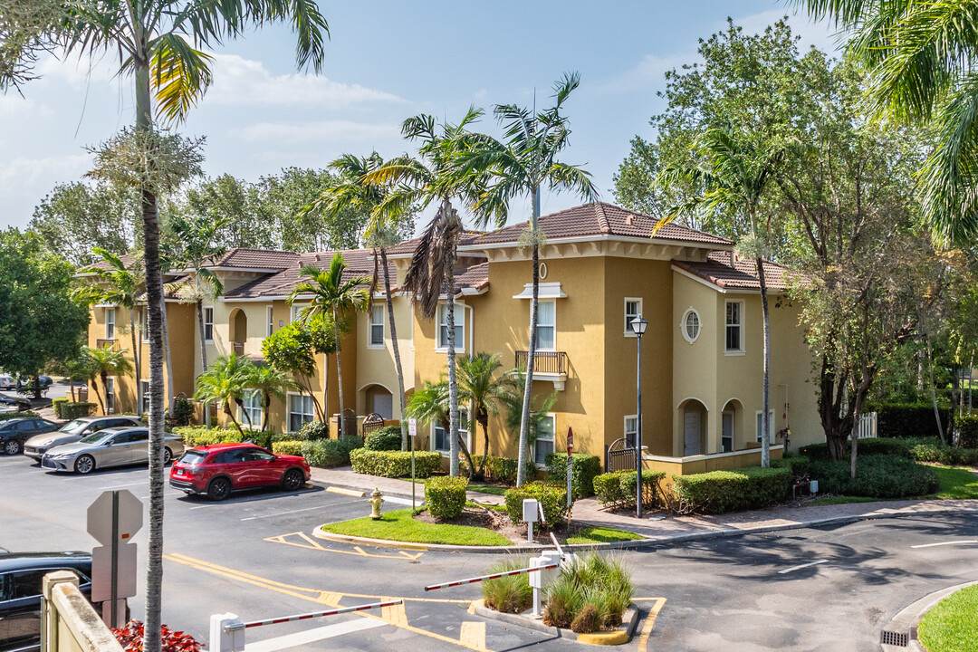 Tuscan Villas in Fort Lauderdale, FL - Building Photo