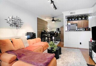 355 N Maple St, Unit 242 in Burbank, CA - Foto de edificio - Building Photo