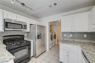 4040 Castle Cove Dr in Las Vegas, NV - Building Photo - Building Photo