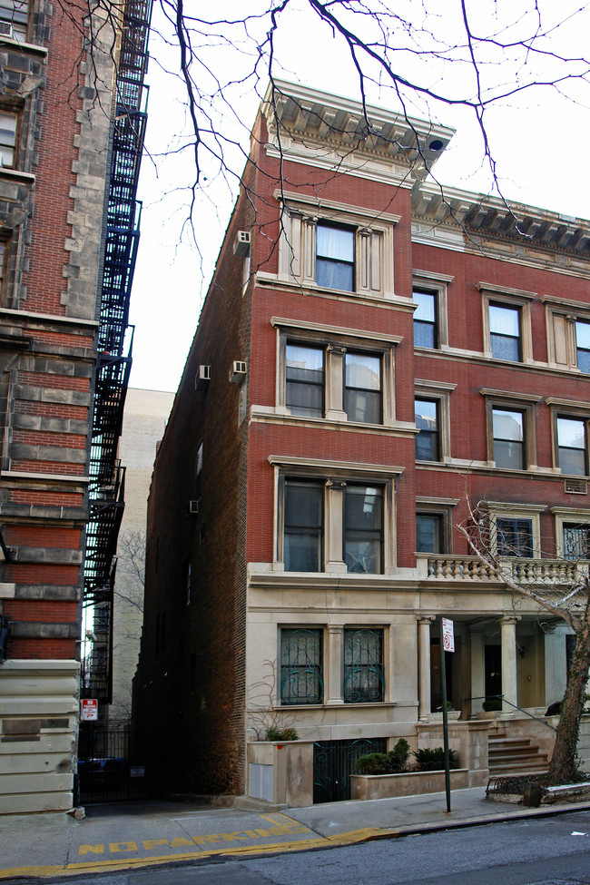 351 W 71st St in New York, NY - Building Photo - Building Photo