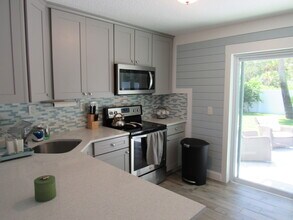 16 Hillside Dr in New Smyrna Beach, FL - Building Photo - Building Photo