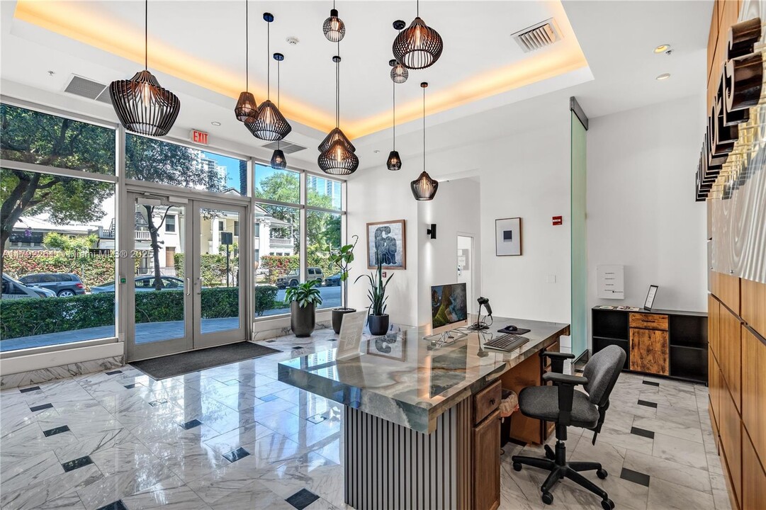 2275 Biscayne Blvd in Miami, FL - Foto de edificio