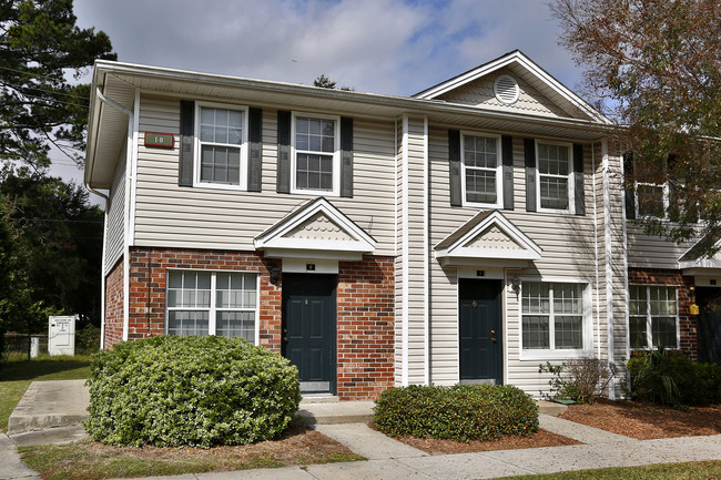 Live Oaks Apartments in Savannah, GA - Building Photo - Building Photo