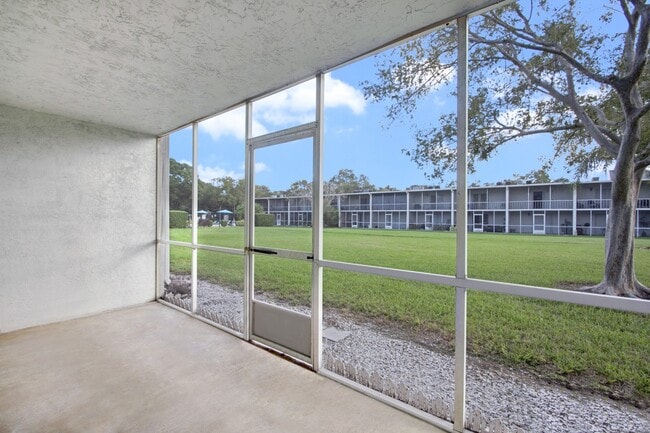 Waterchase Apartments in Largo, FL - Foto de edificio - Building Photo