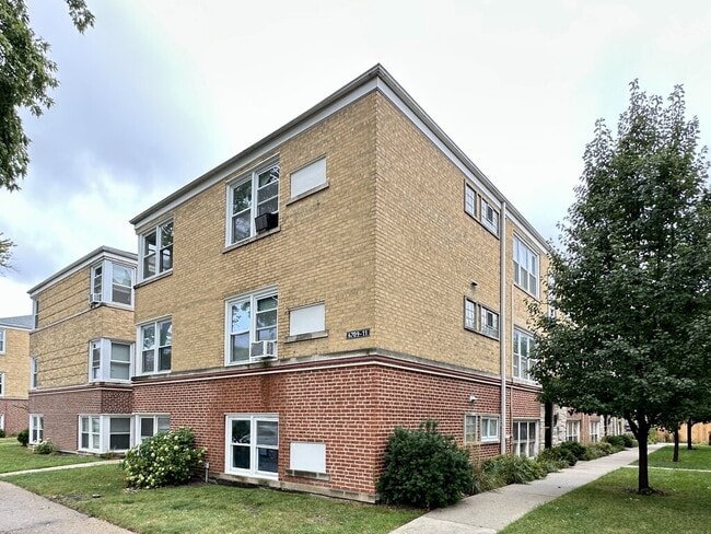 property at 6711 N California Ave