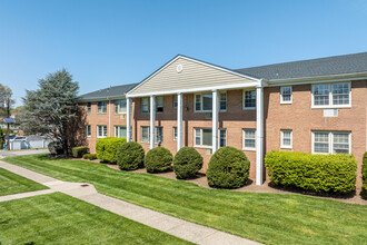 Williamsburg South Condominiums in Clifton, NJ - Building Photo - Building Photo