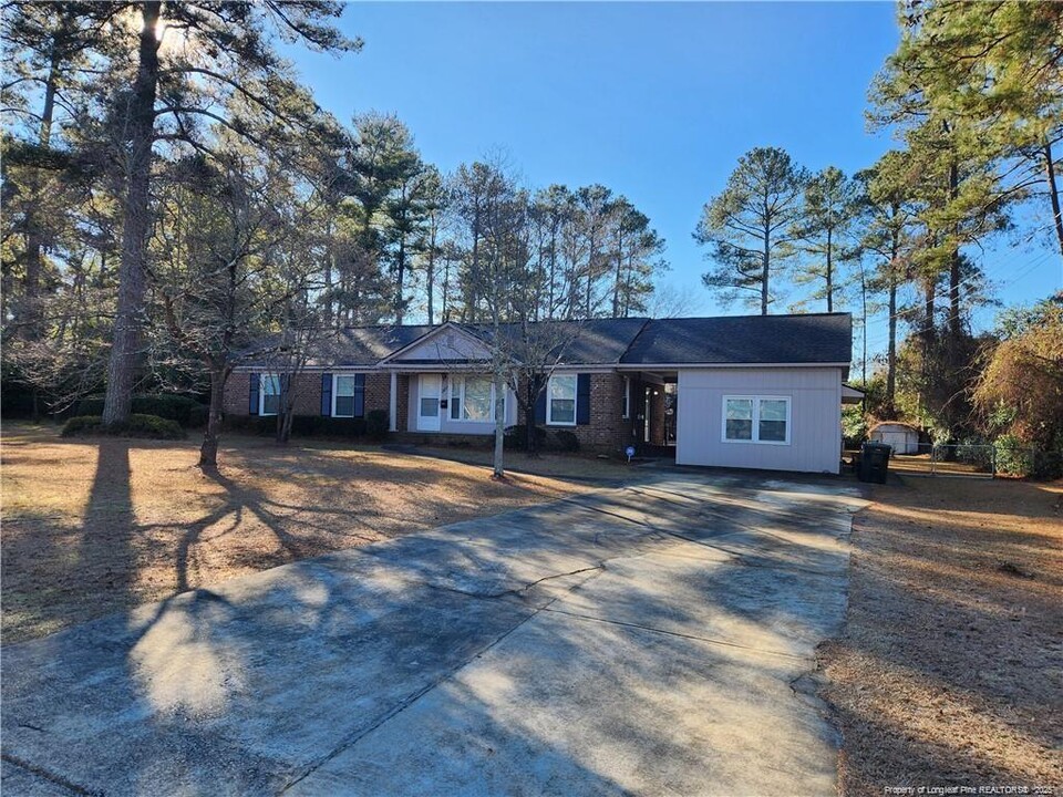 327 Stacy Weaver Dr in Fayetteville, NC - Building Photo