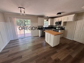 420 Holly Ave in Cottage Grove, OR - Building Photo - Building Photo