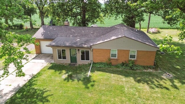 8428 County Rd 1060 E in Shirley, IL - Building Photo - Building Photo