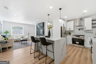 2541 Santa Barbara Dr NW in Atlanta, GA - Building Photo